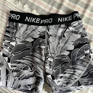 Nike pro shorts, M